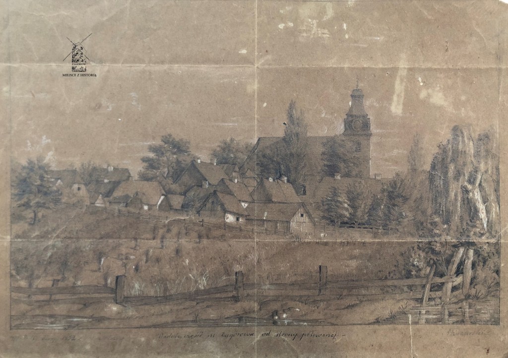 Rysunek ołówkiem. Na pierwszym planie drewniany płot, struga i wierzby z prawej strony, na samym brzegu. Dalej za płotem widać snopki siana, ustawione po sianokosach na polu. Za nimi szereg chat krytych strzechą i wyższych budynków ceglanych. W tle widać wysokie drzewa, a za nimi widnieje bryła kościoła rzymskokatolickiego w Zagórowie z wysoką wieżą. 