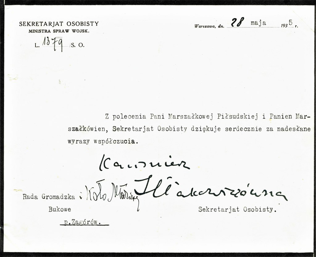 Na kartce u góry informacja: Sekretariat Osobisty Ministra Spraw Woj., Warszawa 28 maja 1935 r. Poniżej tekst: Z polecania pani marszałkowej Piłsudkiej i panien marszałkówien, sekretariat osobisty dziękuje serdecznie za nadesłane wyrazy współczucia. Kazimiera Iłłakiewiczówna.
Poniżej adresat: Rada Gromadzka i Koło Młodzieży Bukowe p. Zagórów