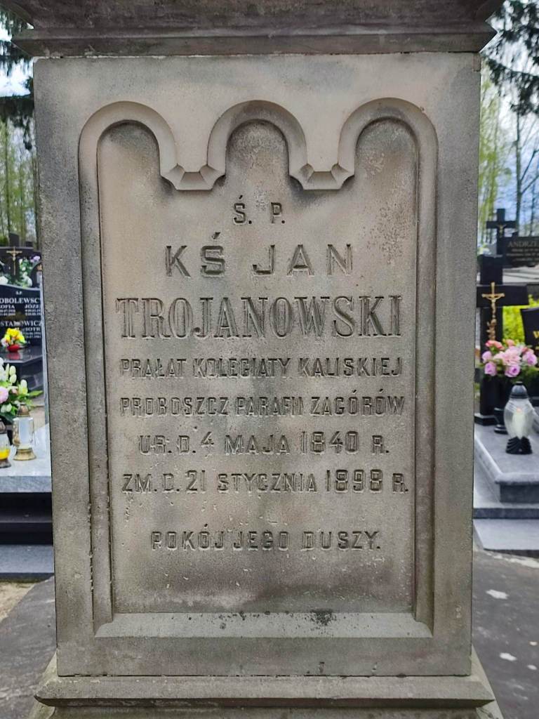 Zdjęcie przedstawia murowany grobowiec ks. Jana Trojanowskiego  z napisem.